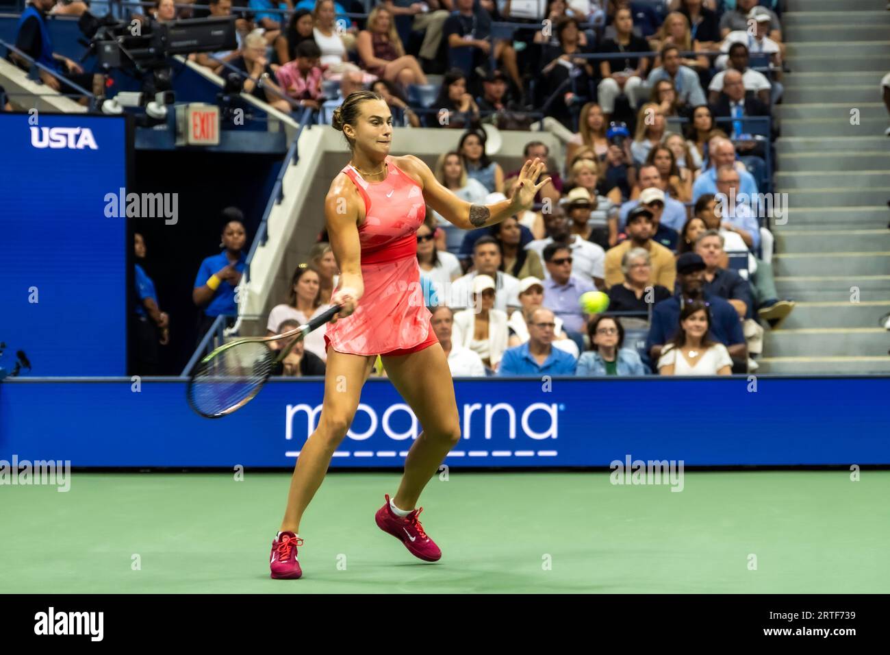 Aryna Sabalenka (BLR) gareggia nelle finali femminili del singolare agli US Open di Tennis 2023. Foto Stock