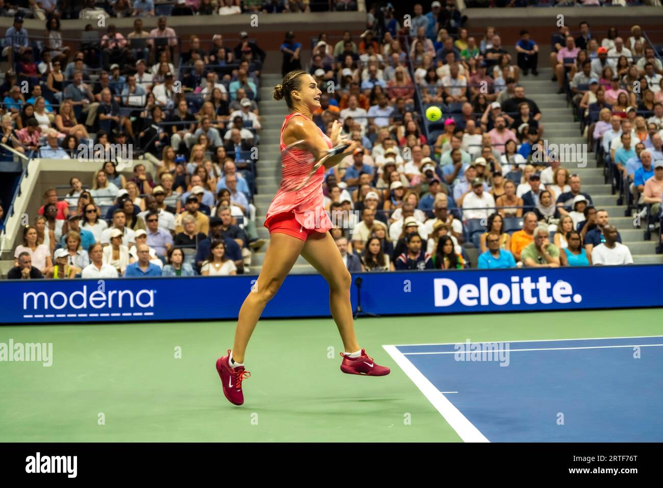 Aryna Sabalenka (BLR) gareggia nelle finali femminili del singolare agli US Open di Tennis 2023. Foto Stock