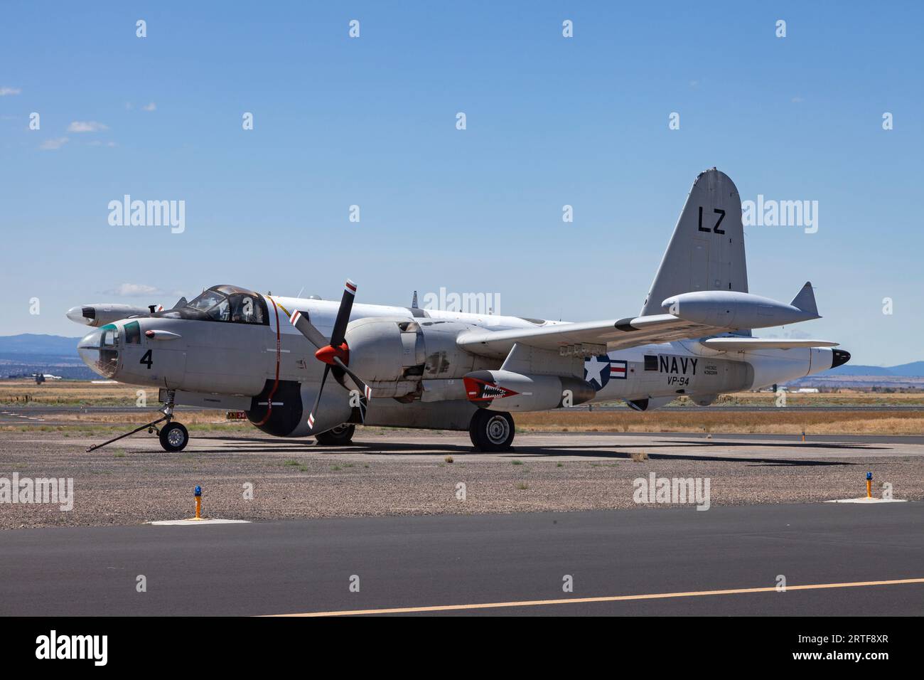 Lockheed SP-2H Neptune si trova sulla rampa di Madras, Oregon. Il Nettuno è stato utilizzato dalla US Navy durante la fine degli anni '50 e attraverso gli anni '60 con anti Foto Stock