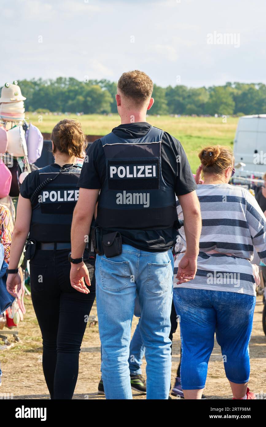 Presenza della polizia come misura di sicurezza in un festival popolare annuale il Pferdemarkt a Havelberg, in Germania Foto Stock