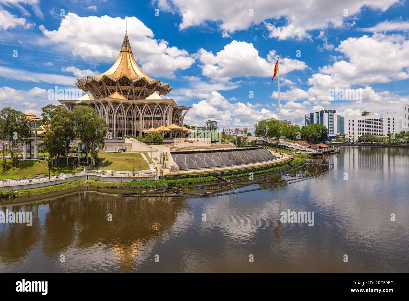 Nuovo edificio dell'Assemblea legislativa dello Stato di Sarawak a Kuching, Sarawak, Borneo, Malesia. Traduzione: Assemblea legislativa statale Foto Stock