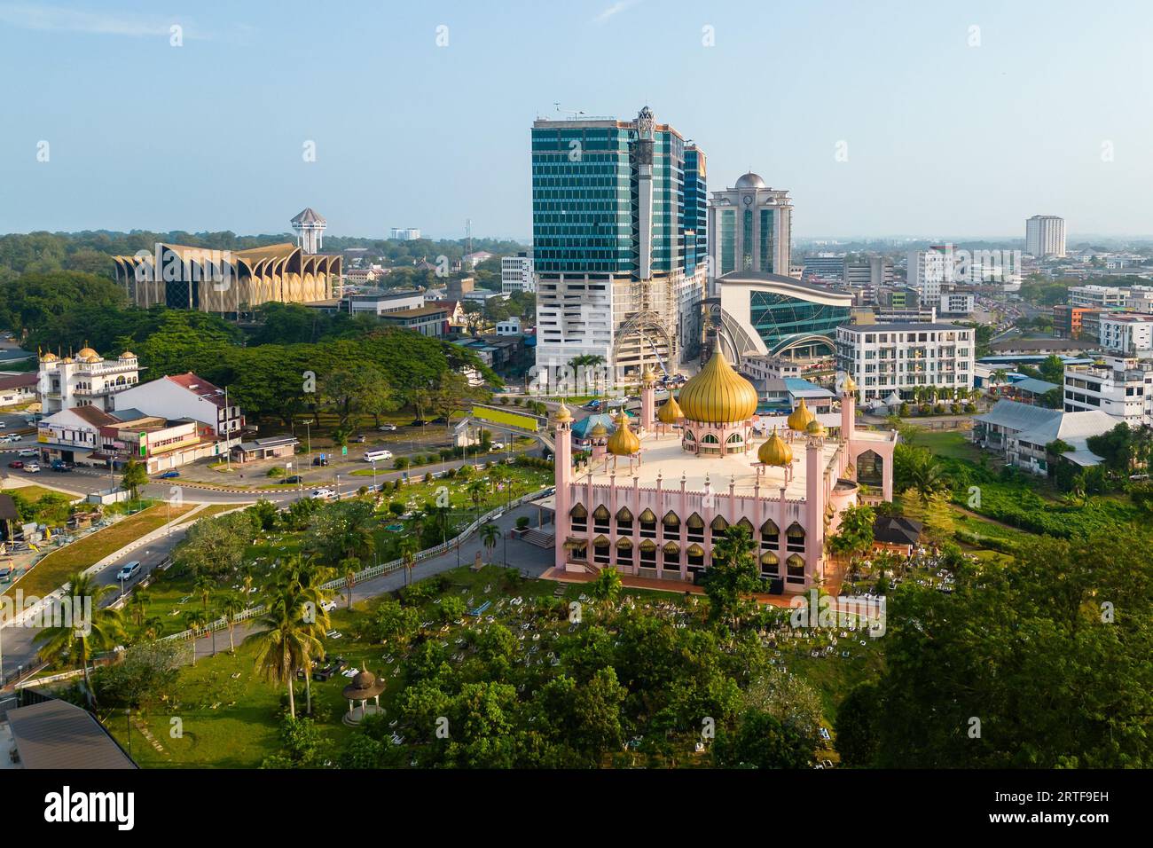 Vista aerea della Moschea Bandaraya Kuching a Kuching, Sarawak, Malesia orientale Foto Stock