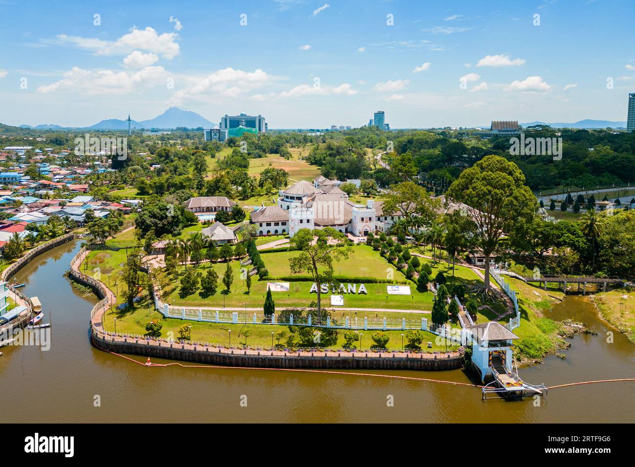 Vista aerea del palazzo Astana nella città di Kuching, Sarawak, isola del Borneo, Malesia Foto Stock