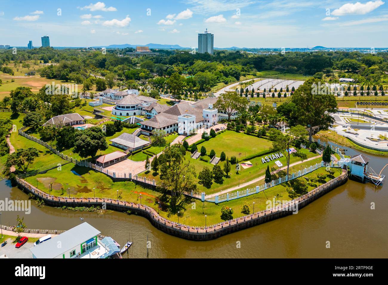 Vista aerea del palazzo Astana nella città di Kuching, Sarawak, isola del Borneo, Malesia Foto Stock