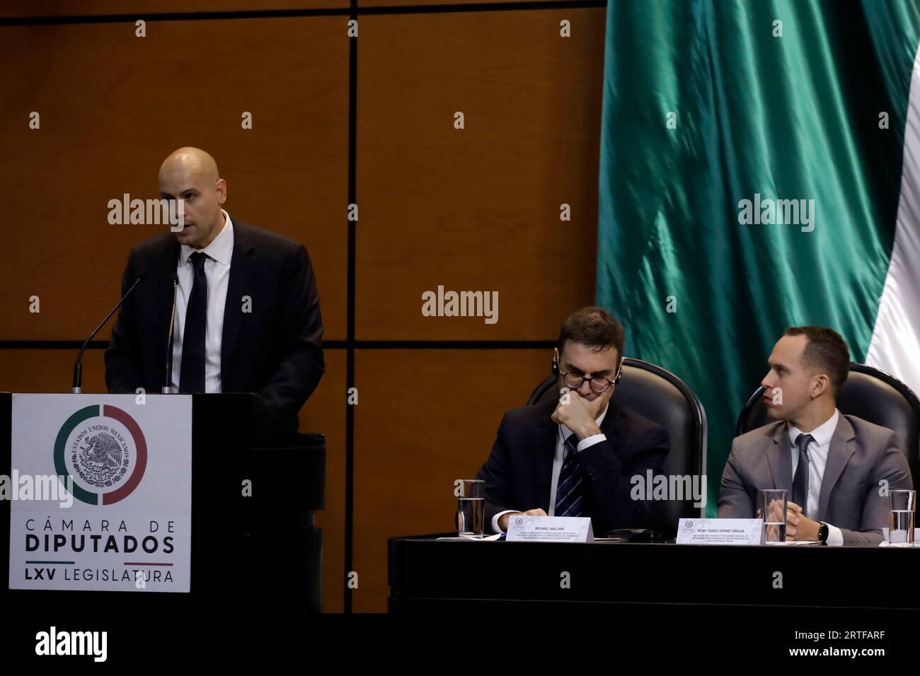 Città del Messico, Messico. 12 settembre 2023. Ryan Graves ex pilota in pensione dell'aeronautica militare statunitense; Michael Vaillant, del National Center for Space Studies in Francia e Rony Tadeu Vernet Braga, ricercatore del Brazilian Center for Physical Research, all'audizione pubblica del Messico sui fenomeni anomali non identificati nella camera dei deputati di città del Messico. Il 12 settembre 2023 a città del Messico, Messico (Credit Image: © Luis Barron/eyepix via ZUMA Press Wire) SOLO PER USO EDITORIALE! Non per USO commerciale! Foto Stock