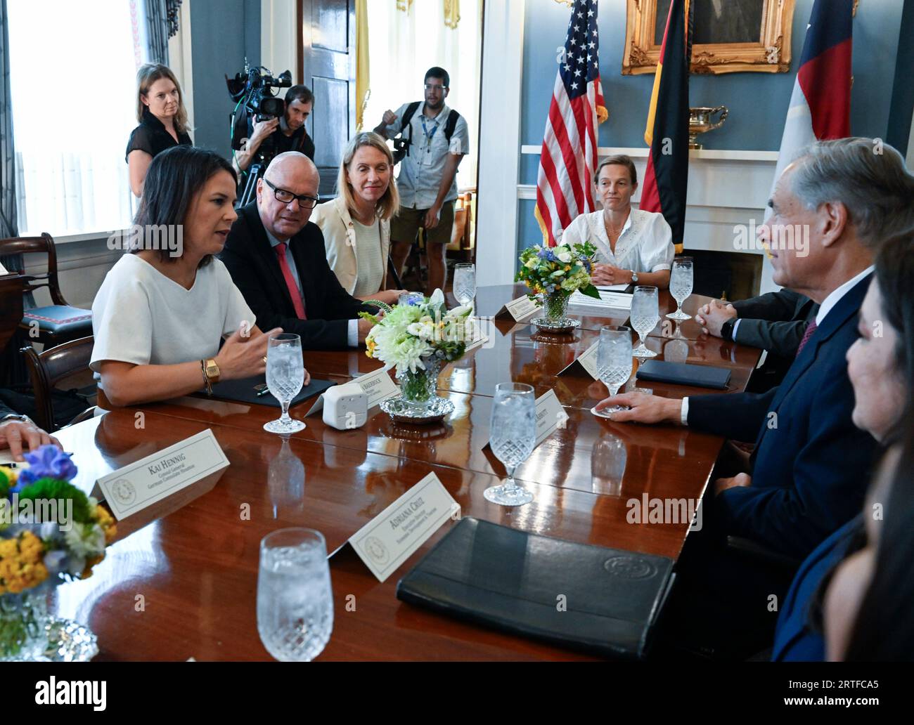 Austin, Texas, Stati Uniti. 12 settembre 2023. Il ministro federale degli affari esteri della Repubblica di Germania ANNALENA BAERBOCK (abito bianco) visita il governatore GREG ABBOTT (abito blu) alla residenza del governatore del Texas il 12 settembre 2023. I due hanno parlato di partnership commerciali ed economiche con lo Stato della stella solitaria. (Immagine di credito: © Bob Daemmrich/ZUMA Press Wire) SOLO USO EDITORIALE! Non per USO commerciale! Foto Stock