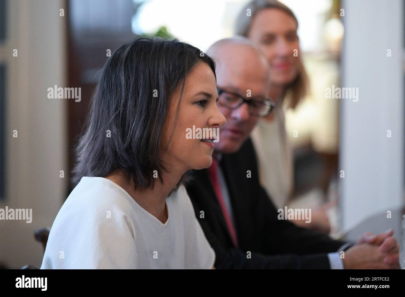 Austin, Texas, Stati Uniti. 12 settembre 2023. Il ministro federale degli affari esteri della Repubblica di Germania ANNALENA BAERBOCK (abito bianco) visita il governatore GREG ABBOTT (abito blu) alla residenza del governatore del Texas il 12 settembre 2023. I due hanno parlato di partnership commerciali ed economiche con lo Stato della stella solitaria. (Immagine di credito: © Bob Daemmrich/ZUMA Press Wire) SOLO USO EDITORIALE! Non per USO commerciale! Foto Stock