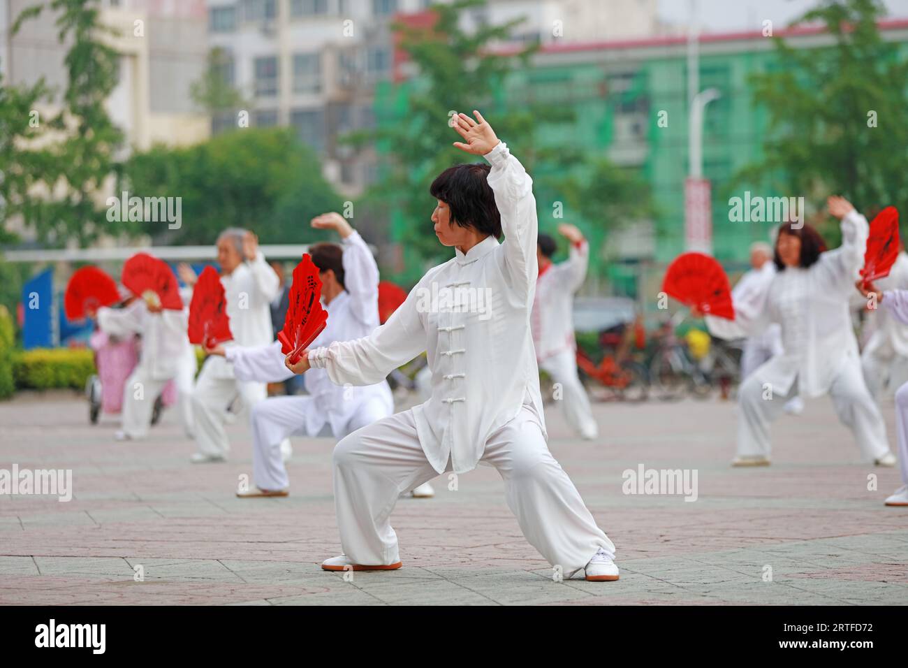 Contea di Luannan - 19 maggio 2019: Chinese Tai chi Kung fu fan Performing in Square, contea di Luannan, provincia di Hebei, Cina Foto Stock