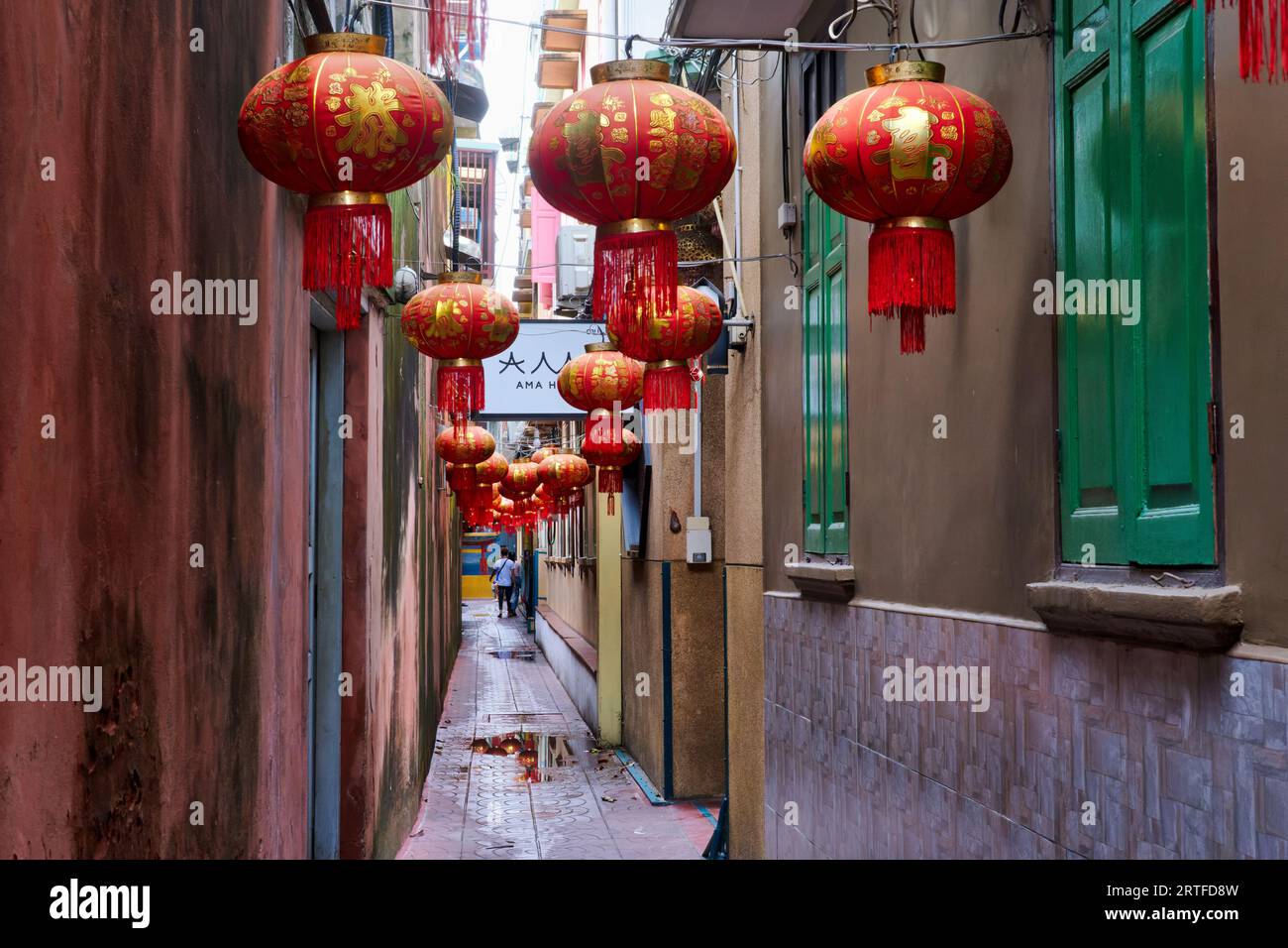 Lanterne rosse cinesi appese in una stretta corsia di fronte all'ama Hostel a Chinatown, Bangkok, Thailandia Foto Stock