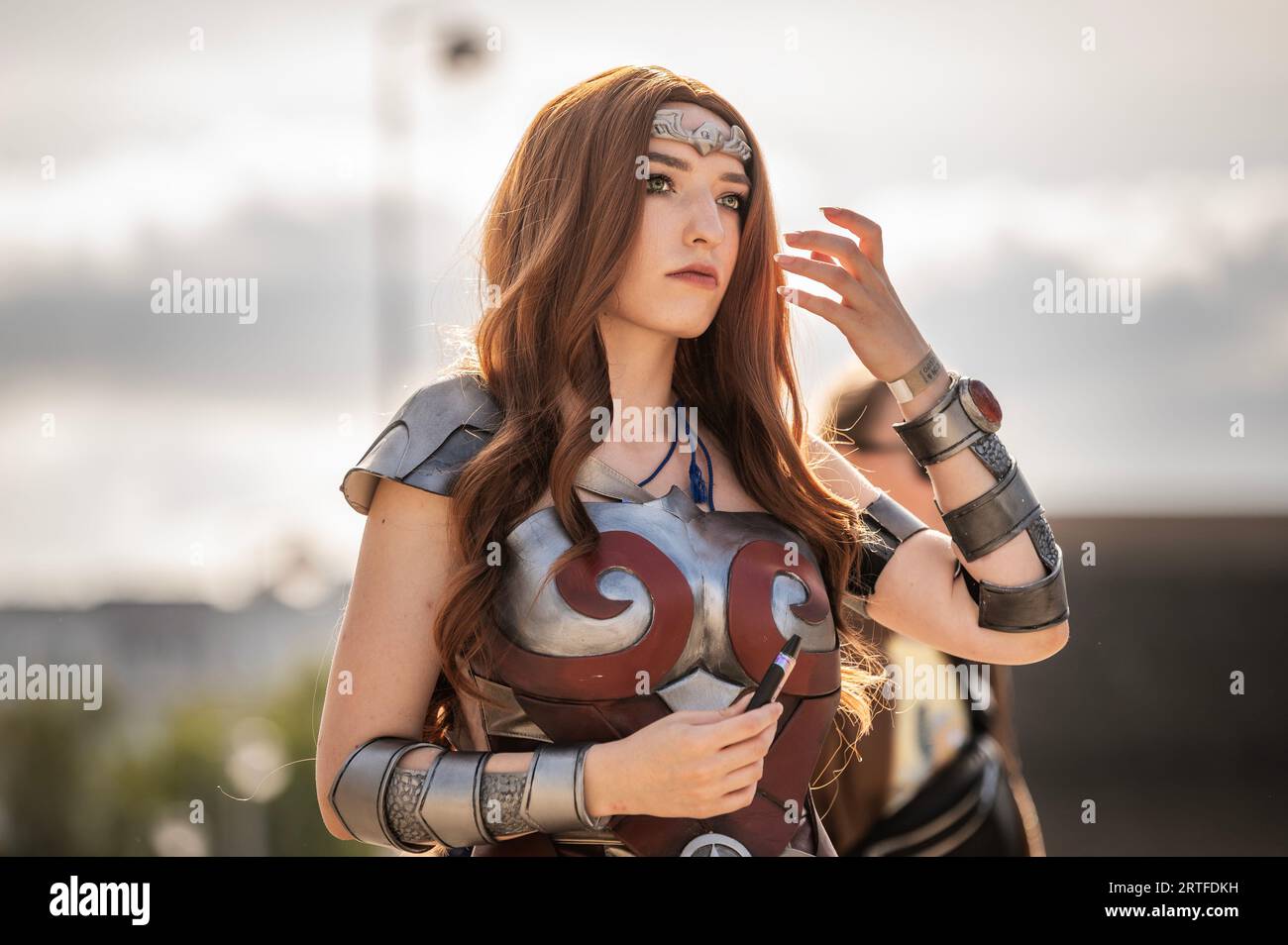 la comunità geek di fantastici cosplayer festeggia in una giornata di sole Foto Stock