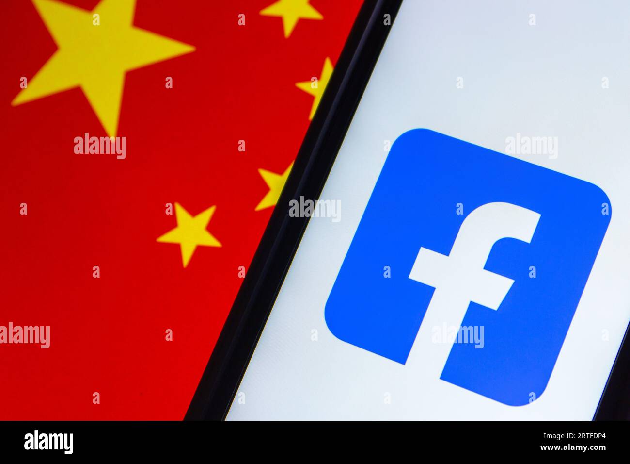 Vancouver, CANADA - 4 settembre 2023 : Logo di Facebook su sfondo bandiera cinese. Foto Stock