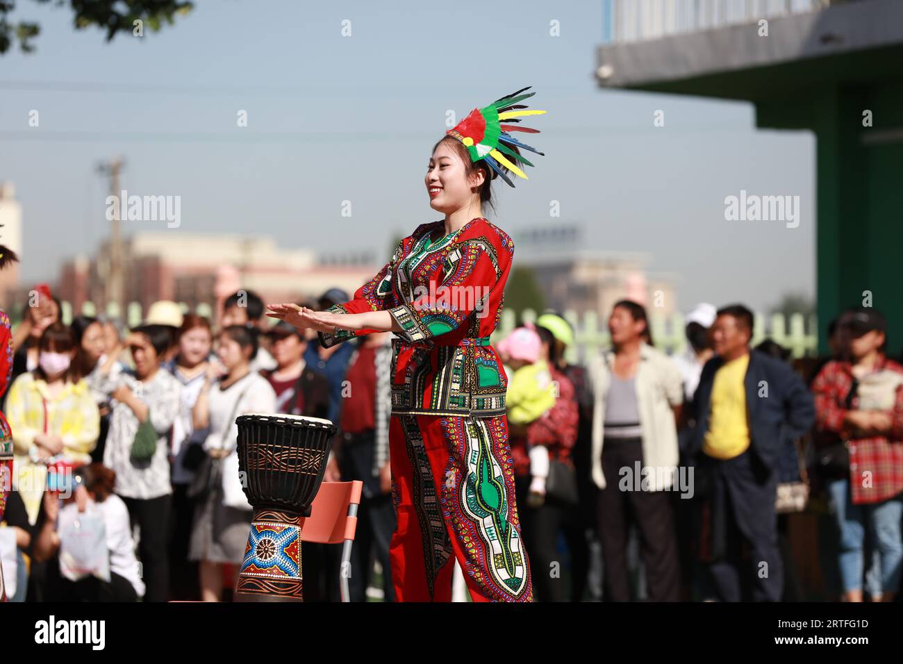 Contea di Luannan - 31 maggio 2019: Una signora che suona la batteria africana, contea di Luannan, provincia di Hebei, Cina Foto Stock