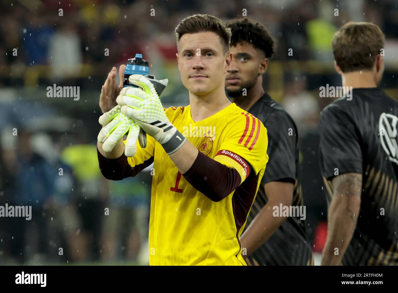 Il portiere tedesco Marc-Andre ter Stegen saluta i tifosi dopo la partita di calcio amichevole tra Germania e Francia del 12 settembre 2023 al Signal Iduna Park di Dortmund, in Germania Foto Stock
