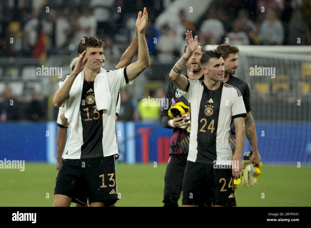 Thomas Muller e il tedesco Pascal Gross salutano i tifosi dopo la partita di calcio amichevole tra Germania e Francia il 12 settembre 2023 al Signal Iduna Park di Dortmund, in Germania Foto Stock