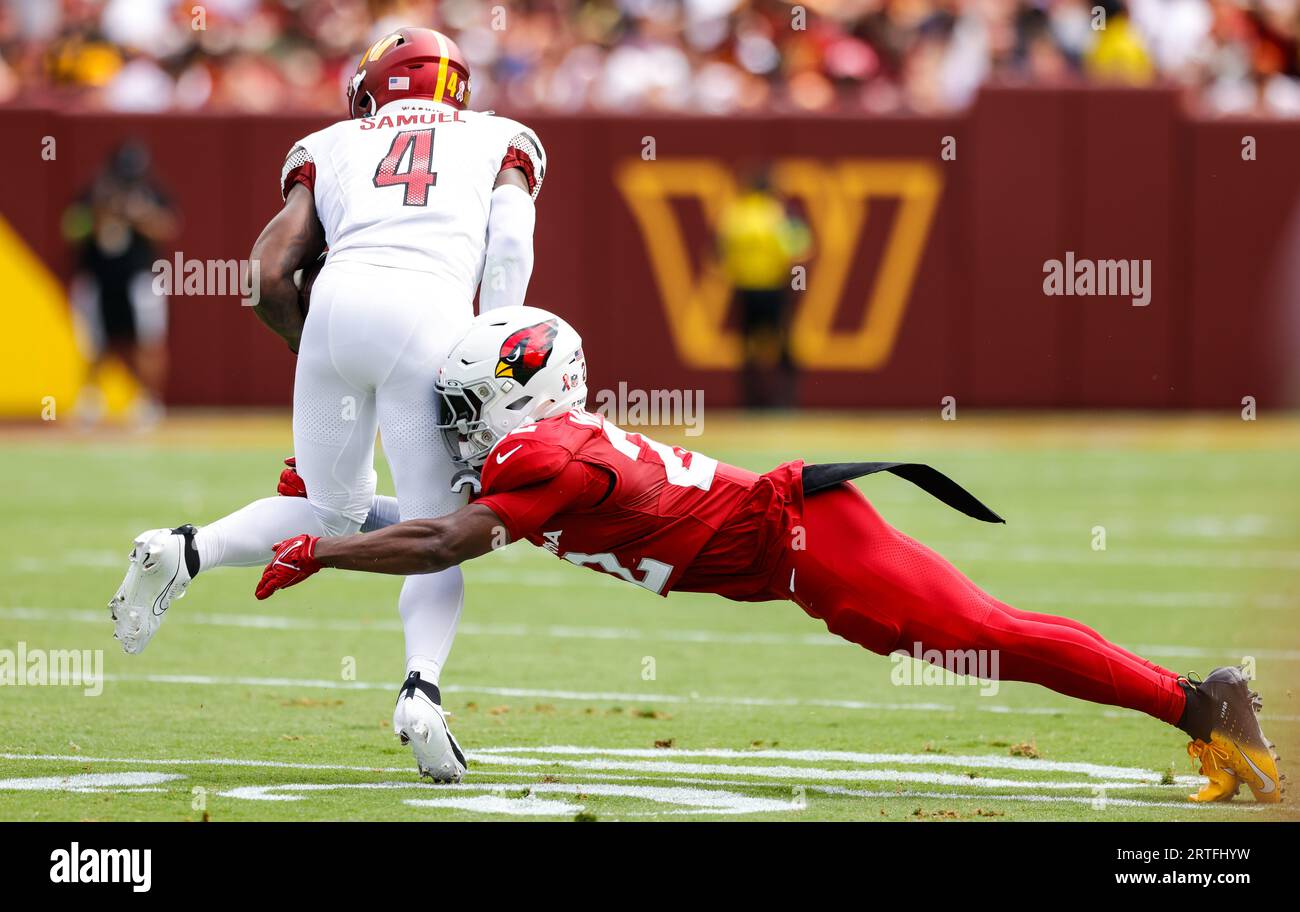 Curtis Samuel (4) dei comandanti di Washington dopo che la cattura è stata fermata dal K'Von Wallace (22) dei Cardinals alla partita Arizona Cardinals vs Washington Commanders (settimana 1) il 10 settembre 2023 al FedEx Field di Landover, MD. (Alyssa Howell/Image of Sport) Foto Stock