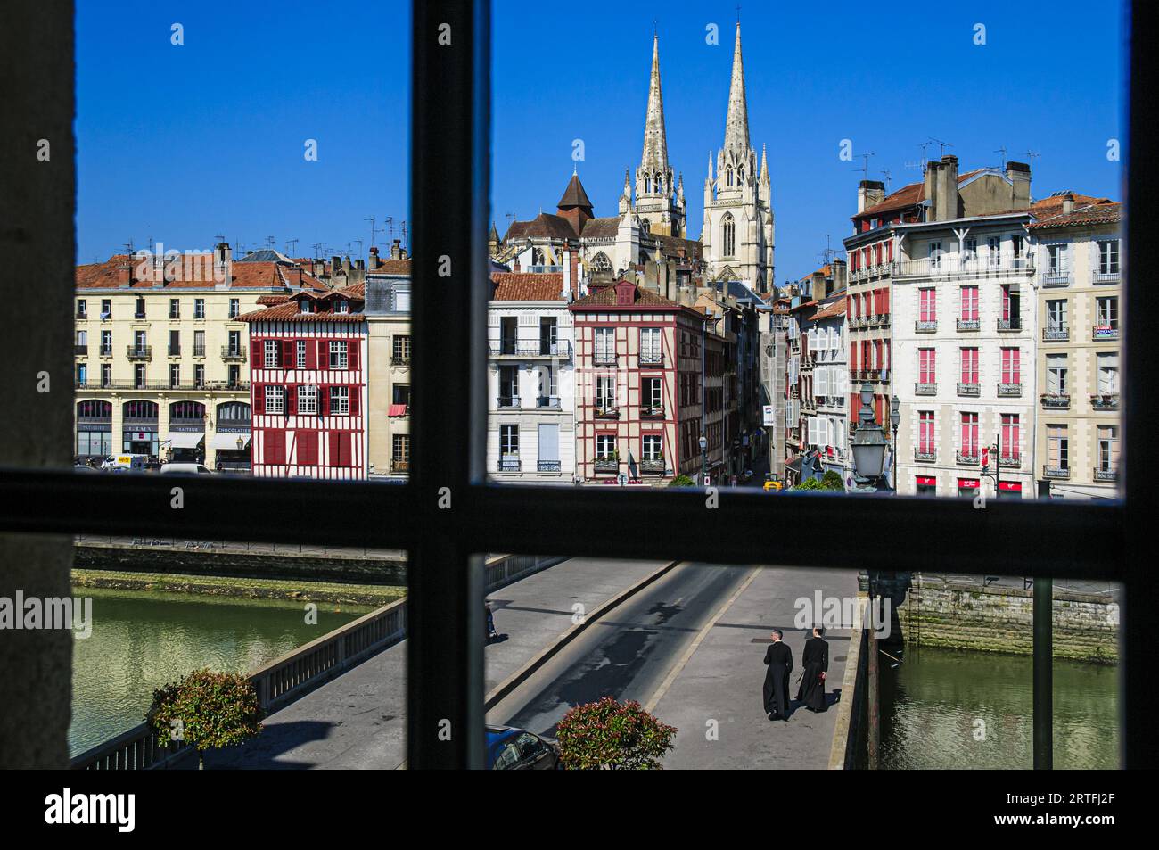 FRANCIA. PYRENEES-ATLANTIQUES (64). BAYONNE. CASE SULLE BANCHINE DELLA NIVE E SUL PONTE DI MARENGO. IN LONTANANZA: CATTEDRALE DI SAINTE-MARIE Foto Stock