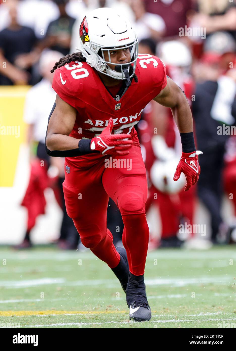 Keaontay Ingram (30), RB degli Arizona Cardinals, che corre in posizione dopo la chiamata di gioco alla partita Arizona Cardinals vs Washington Commanders (settimana 1) il 10 settembre 2023 al FedEx Field di Landover, MD (Alyssa Howell/Image of Sport) Foto Stock