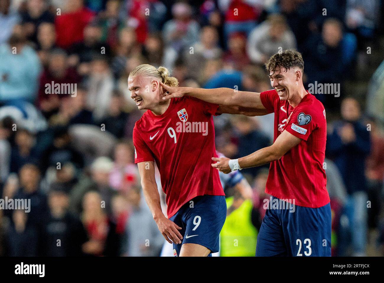 Oslo 20230912.l'Erling Braut Haaland norvegese festeggia insieme a Joergen Strand Larsen dopo il gol del 1-0 durante la partita di qualificazione ai Campionati europei di calcio tra Norvegia e Georgia allo stadio Ullevaal. Foto: Fredrik Varfjell / NTB Foto Stock