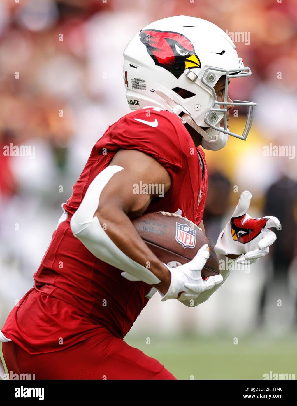 Rondale Moore (4) del WR degli Arizona Cardinals con The Carry alla partita Arizona Cardinals vs Washington Commanders (settimana 1) il 10 settembre 2023 al FedEx Field di Landover, MD. (Alyssa Howell/Image of Sport) Foto Stock