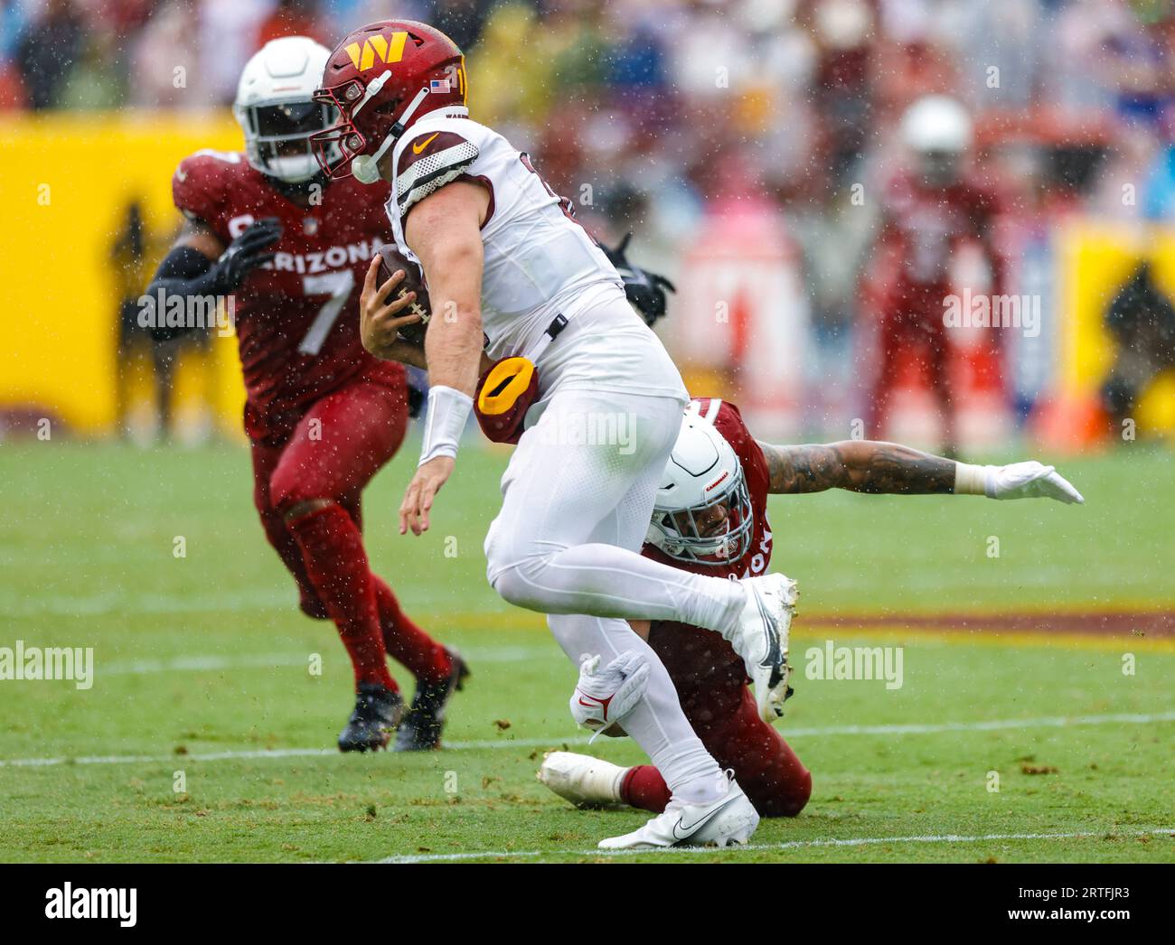 Washington Commanders QB Sam Howell (14) con The Carry alla partita Arizona Cardinals vs Washington Commanders (settimana 1) il 10 settembre 2023 al FedEx Field di Landover, MD. (Alyssa Howell/Image of Sport) Foto Stock