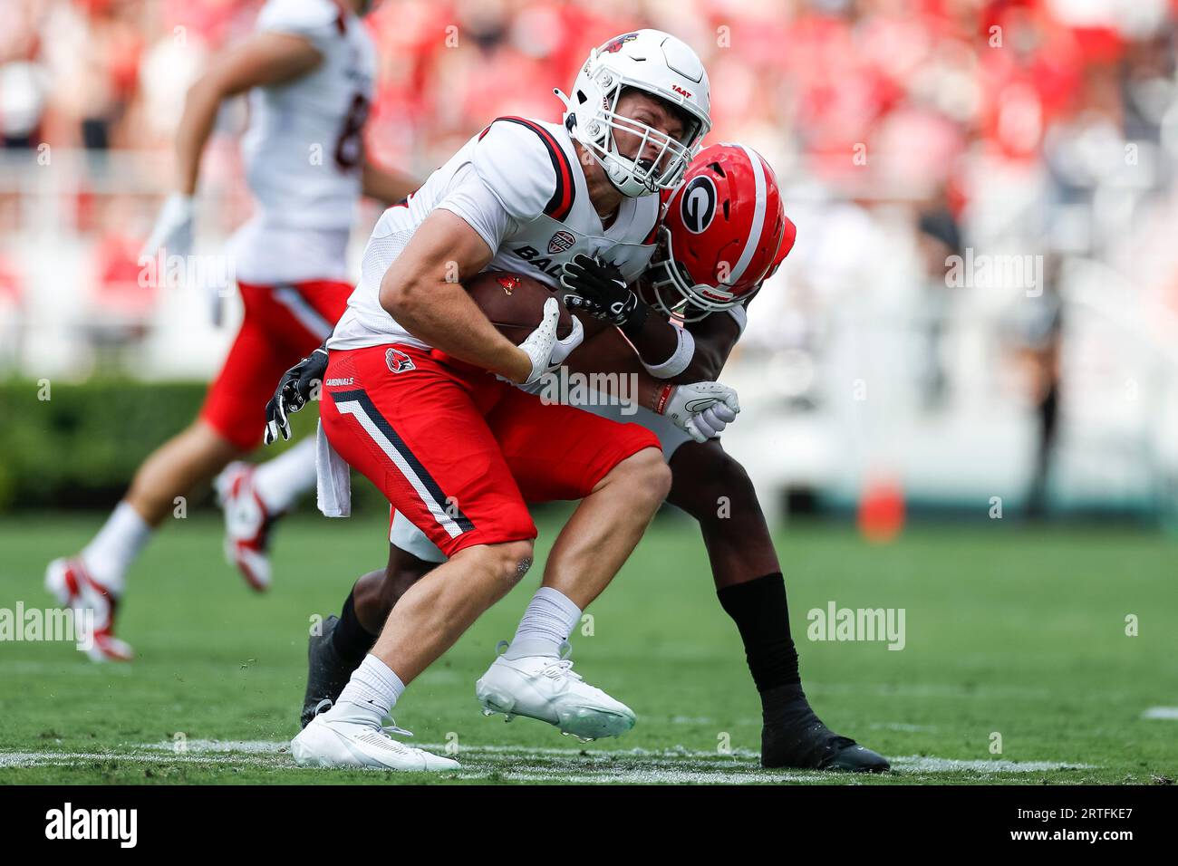 Il defensive back dei Georgia Bulldogs Malaki Starks (24) ha colpito il wide receiver dei Ball State Cardinals Ahmad Edwards (14) durante un incontro di football universitario Foto Stock