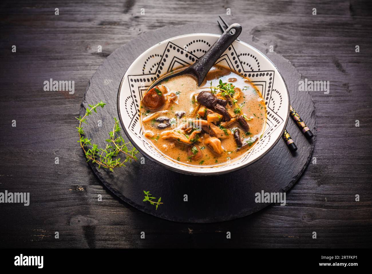 Zuppa di funghi miso fatta in casa con latte di cocco e funghi commestibili assortiti Foto Stock