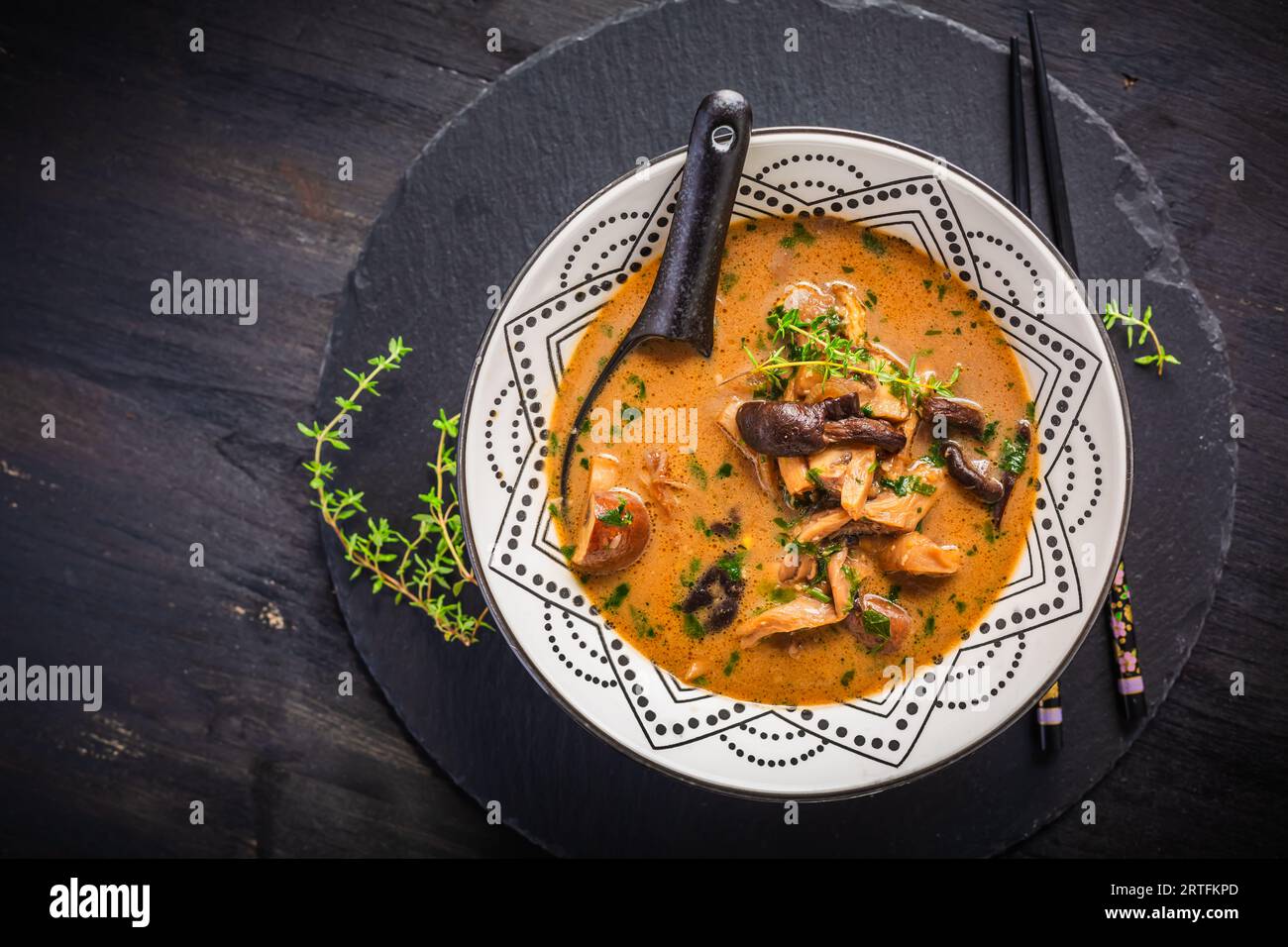 Zuppa di funghi miso fatta in casa con latte di cocco e funghi commestibili assortiti Foto Stock