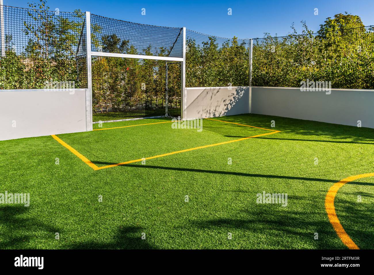 Campo da gioco per un piccolo giardino con prato artificiale, campo da gioco in erba sintetica, campo in erba artificiale Foto Stock