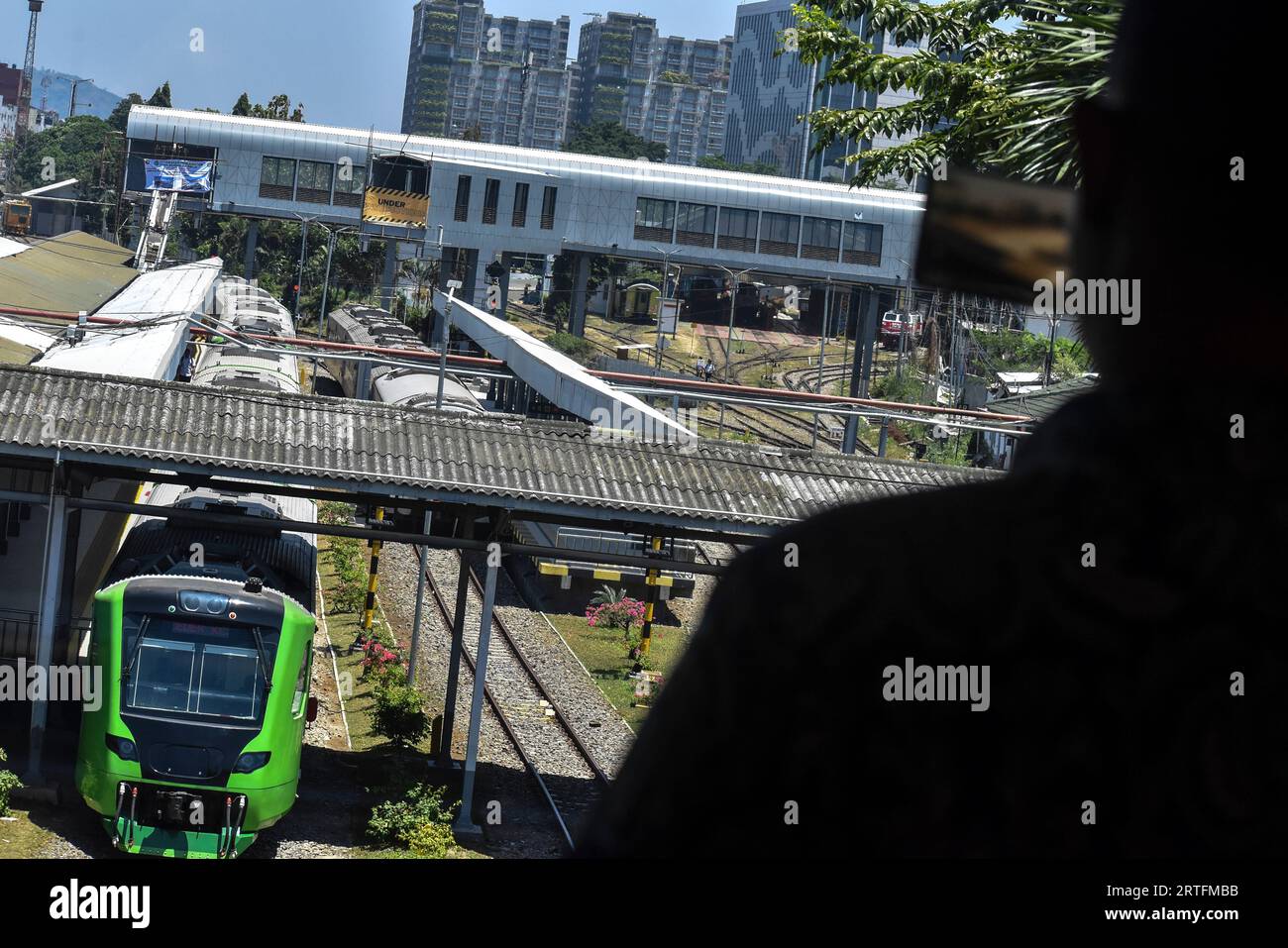 Bandung, Giava Occidentale, Indonesia, 13 settembre 2023. I treni ausiliari per il treno veloce Jakarta Bandung in Indonesia passano attraverso la stazione ferroviaria di Bandung. Il presidente della Repubblica di Indonesia Joko Widodo, insieme a numerose celebrità e influencer indonesiane, ha provato il treno di alimentazione del treno veloce Jakarta Bandung prima che venga utilizzato in massa dal pubblico all'inizio di ottobre 2023. Crediti: Dimas Rachmatsyah/Alamy Live News Foto Stock