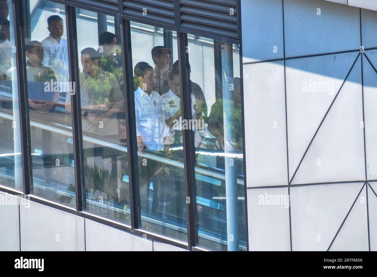 Bandung, Giava Occidentale, Indonesia, 13 settembre 2023. Il presidente indonesiano Joko Widodo, insieme a diverse celebrità e influencer indonesiane, ha provato il treno alimentatore per il treno veloce Jakarta Bandung alla stazione ferroviaria di Bandung. Il presidente Joko Widodo esamina la disponibilità delle infrastrutture a sostegno del treno ad alta velocità Jakarta-Bandung prima che venga utilizzato in massa dal pubblico all'inizio di ottobre 2023. Crediti: Dimas Rachmatsyah/Alamy Live News Foto Stock