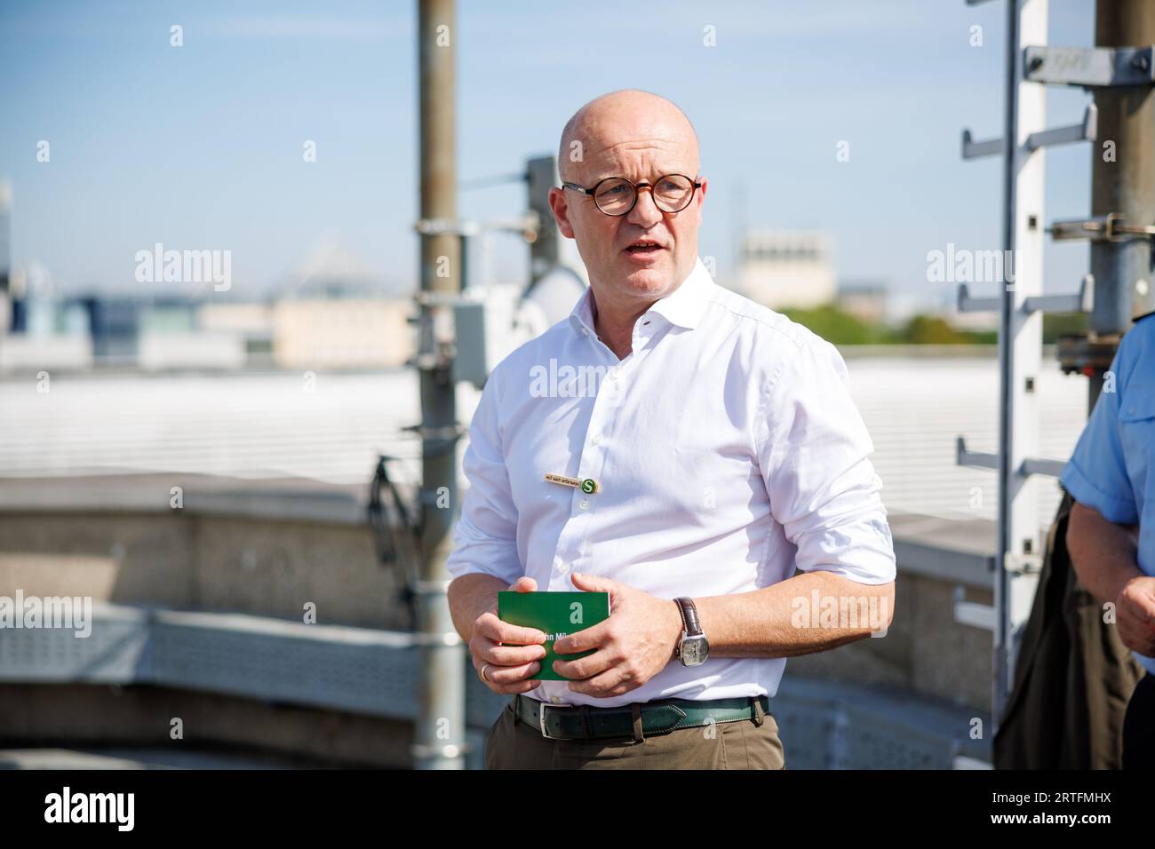 Monaco, Germania. 12 settembre 2023. Heiko Büttner, presidente del Consiglio di amministrazione della S-Bahn Monaco, parla a una conferenza stampa presso una cabina di segnalazione della Deutsche Bahn a Hackerbrücke, fuori dalla stazione centrale di Monaco. L'occasione per la conferenza stampa congiunta della polizia federale tedesca e della Deutsche Bahn è il prossimo Oktoberfest. Durante l'Oktoberfest, la Deutsche Bahn prevede di impiegare più di 120 dipendenti aggiuntivi per garantire una maggiore sicurezza sui treni e nelle stazioni. Crediti: Matthias Balk/dpa/Alamy Live News Foto Stock