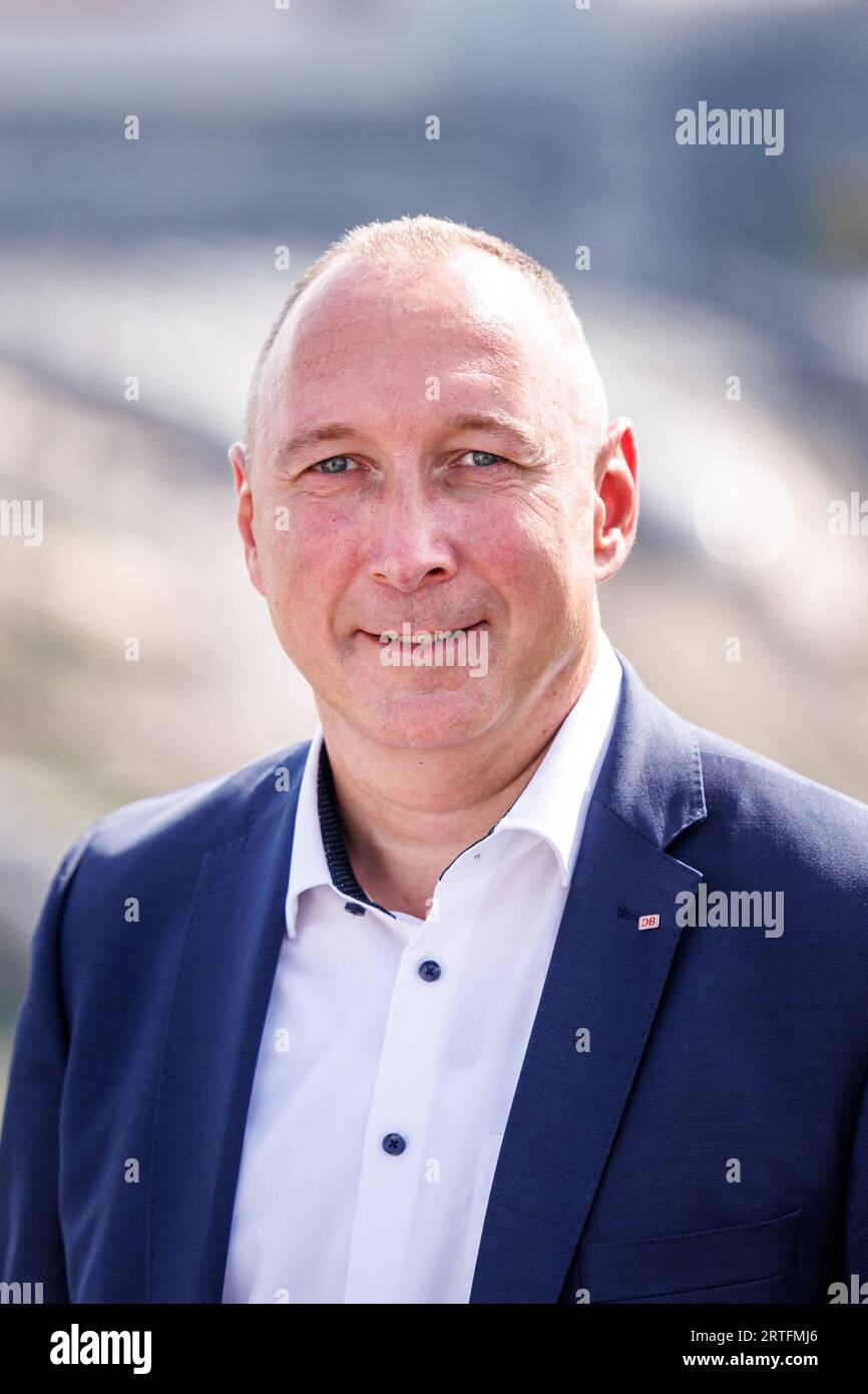 Monaco, Germania. 12 settembre 2023. Torsten Malt, Regional area Manager a sud di DB Security, guarda la telecamera durante una conferenza stampa presso una cabina di segnalazione della Deutsche Bahn a Hackerbrücke, fuori dalla stazione centrale di Monaco. L'occasione per la conferenza stampa congiunta della polizia federale tedesca e della Deutsche Bahn è il prossimo Oktoberfest. Durante l'Oktoberfest, la Deutsche Bahn prevede di impiegare più di 120 dipendenti aggiuntivi per garantire una maggiore sicurezza sui treni e nelle stazioni. Crediti: Matthias Balk/dpa/Alamy Live News Foto Stock