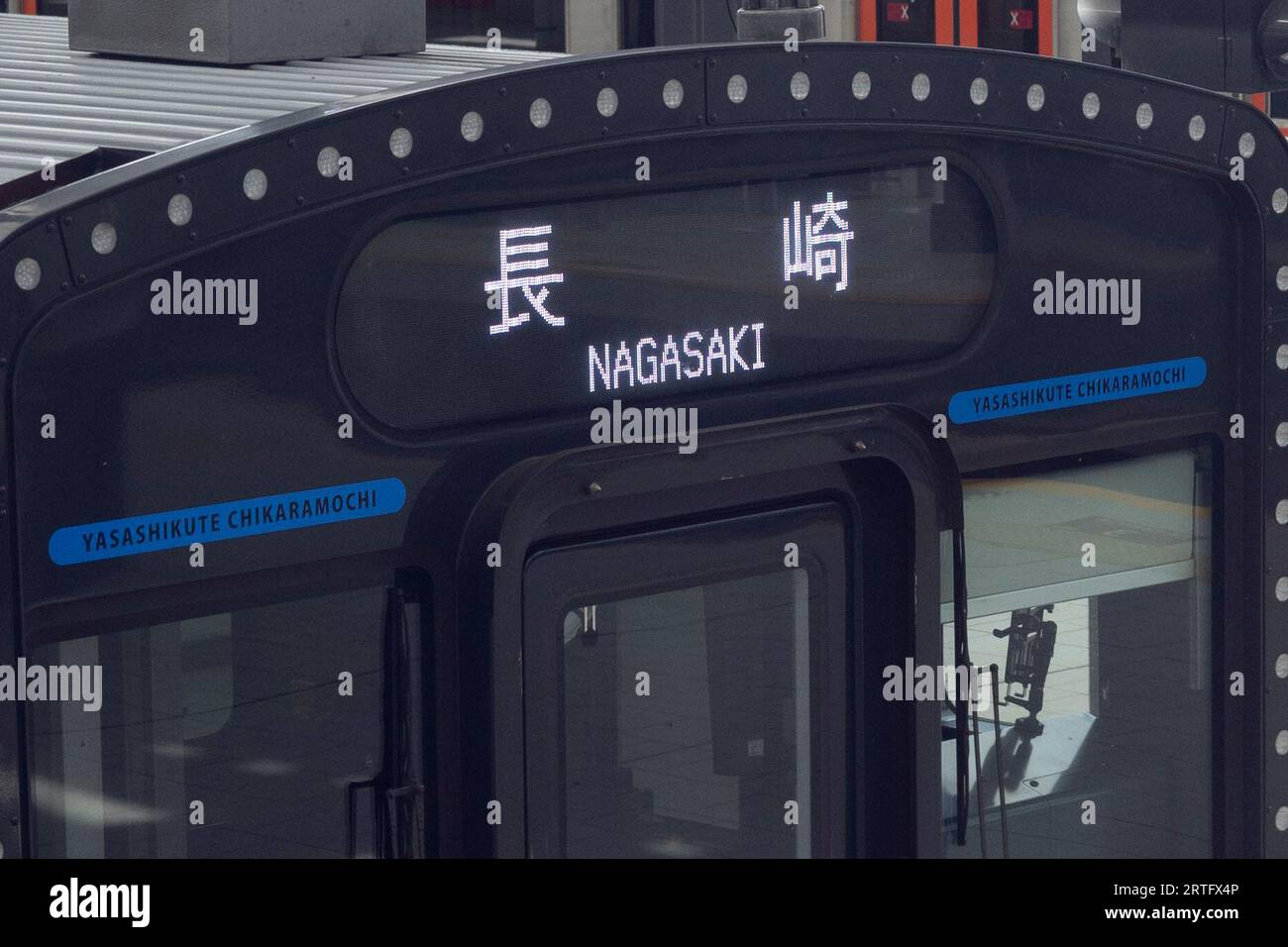 Nagasaki, Giappone. 13 marzo 2023. La stazione di Nagasaki (é•·å´Žé§…, Nagasaki-eki) è un importante terminal ferroviario situato nella città di Nagasaki, in Giappone. Funge da fulcro centrale per JR Kyushu e Nishi Kyushu Shinkansen, collegando la città con altre regioni di Kyushu e servendo turisti e viaggiatori d'affari. (Immagine di credito: © Taidgh Barron/ZUMA Press Wire) SOLO USO EDITORIALE! Non per USO commerciale! Foto Stock