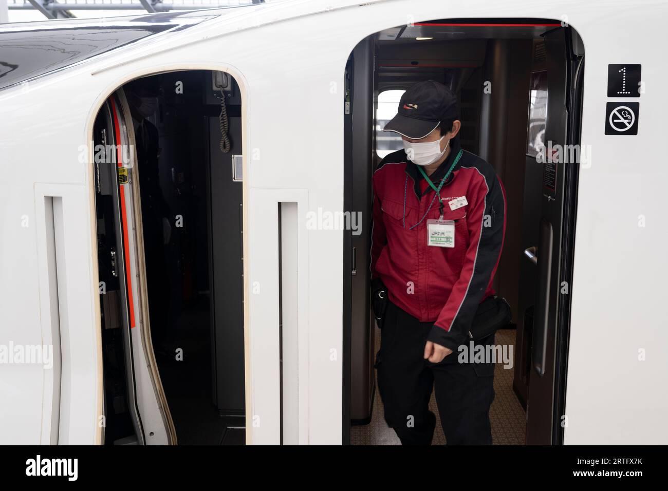 Nagasaki, Giappone. 13 marzo 2023. Il personale delle pulizie JR Kyushu prepara un treno Shinkansen per la partenza. Il servizio Kamome Nishi Kyushu Shinkansen (è ¥¿ä¹å·žæ-°å¹¹ç·Š) treno proiettile alla stazione di Nagasaki, che serve un servizio ferroviario ad alta velocità per Takeo Onsen. Il Kamome è la più recente estensione della rete shinkansen in Giappone, ma a causa dell'opposizione della prefettura di Saga locale, non si collega direttamente alla stazione di Hakata. (Immagine di credito: © Taidgh Barron/ZUMA Press Wire) SOLO USO EDITORIALE! Non per USO commerciale! Foto Stock