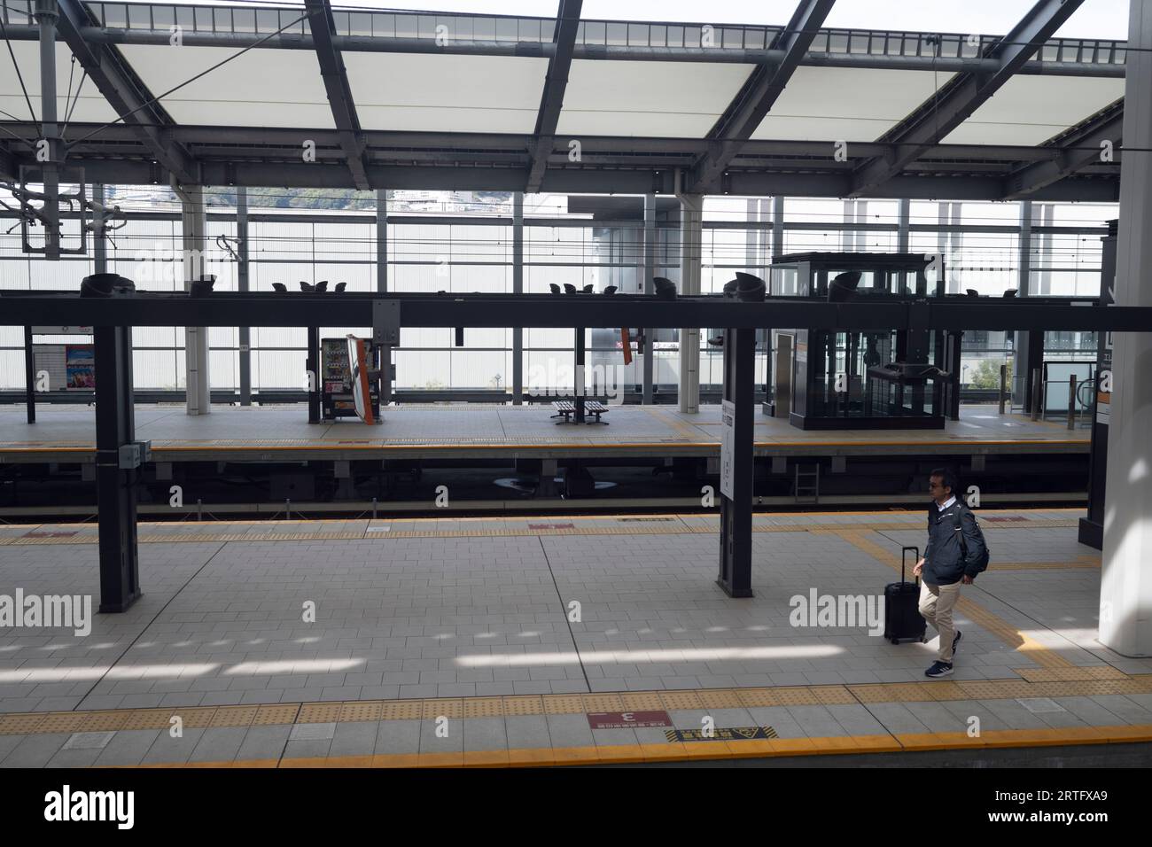 Nagasaki, Giappone. 13 marzo 2023. La stazione di Nagasaki (é•·å´Žé§…, Nagasaki-eki) è un importante terminal ferroviario situato nella città di Nagasaki, in Giappone. Funge da fulcro centrale per JR Kyushu e Nishi Kyushu Shinkansen, collegando la città con altre regioni di Kyushu e servendo turisti e viaggiatori d'affari. (Immagine di credito: © Taidgh Barron/ZUMA Press Wire) SOLO USO EDITORIALE! Non per USO commerciale! Foto Stock