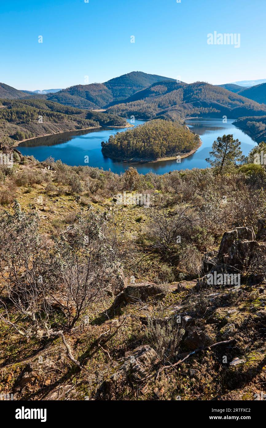 Melero meandro montagna e paesaggio fluviale in Estremadura, Spagna Foto Stock
