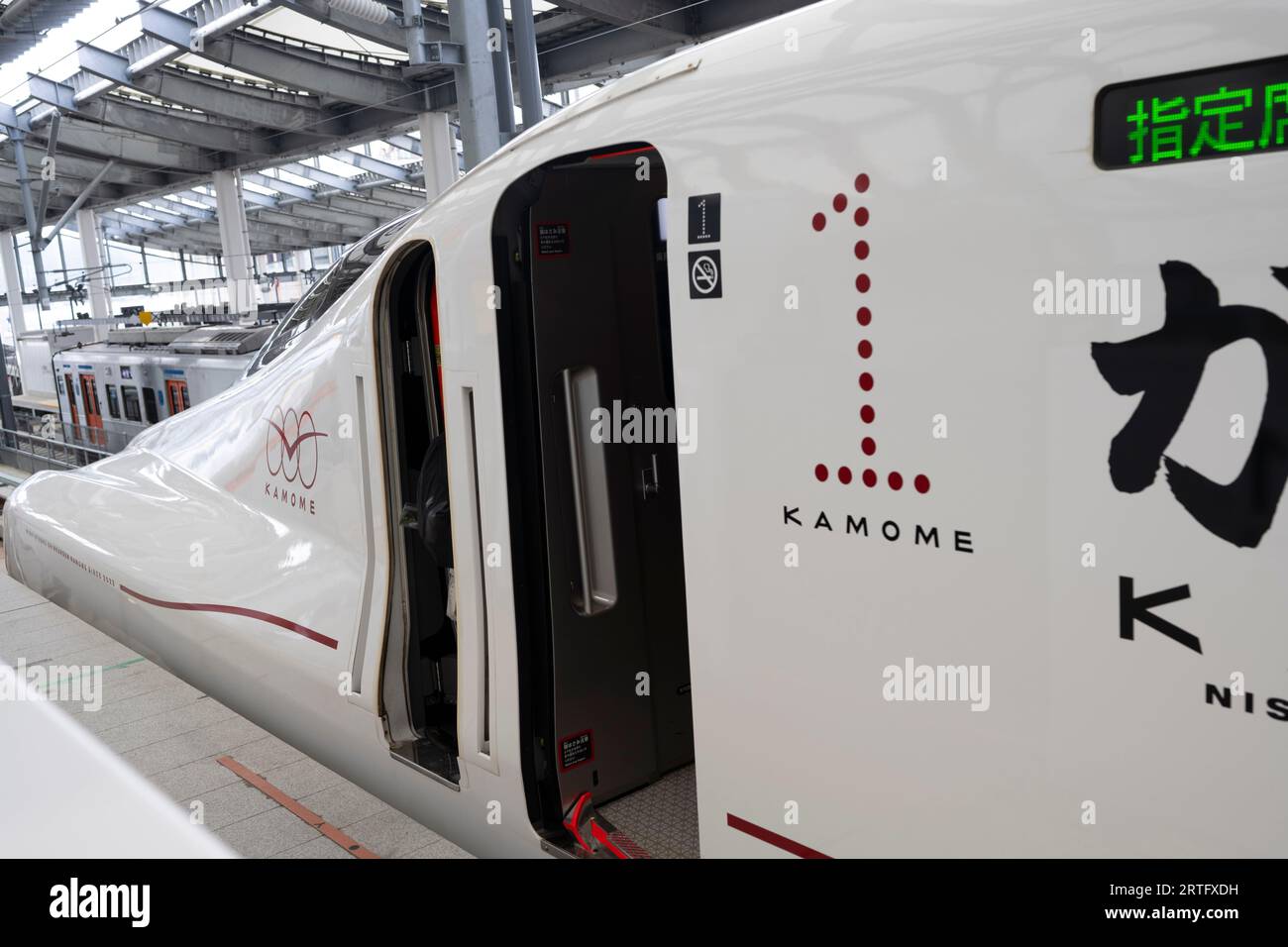 Nagasaki, Giappone. 13 marzo 2023. Il servizio Kamome Nishi Kyushu Shinkansen (è ¥¿ä¹å·žæ-°å¹¹ç·Š) è un treno superveloce alla stazione di Nagasaki, che serve il servizio ferroviario ad alta velocità per Takeo Onsen. Il Kamome è la più recente estensione della rete shinkansen in Giappone, ma a causa dell'opposizione della prefettura di Saga locale, non si collega direttamente alla stazione di Hakata. (Immagine di credito: © Taidgh Barron/ZUMA Press Wire) SOLO USO EDITORIALE! Non per USO commerciale! Foto Stock