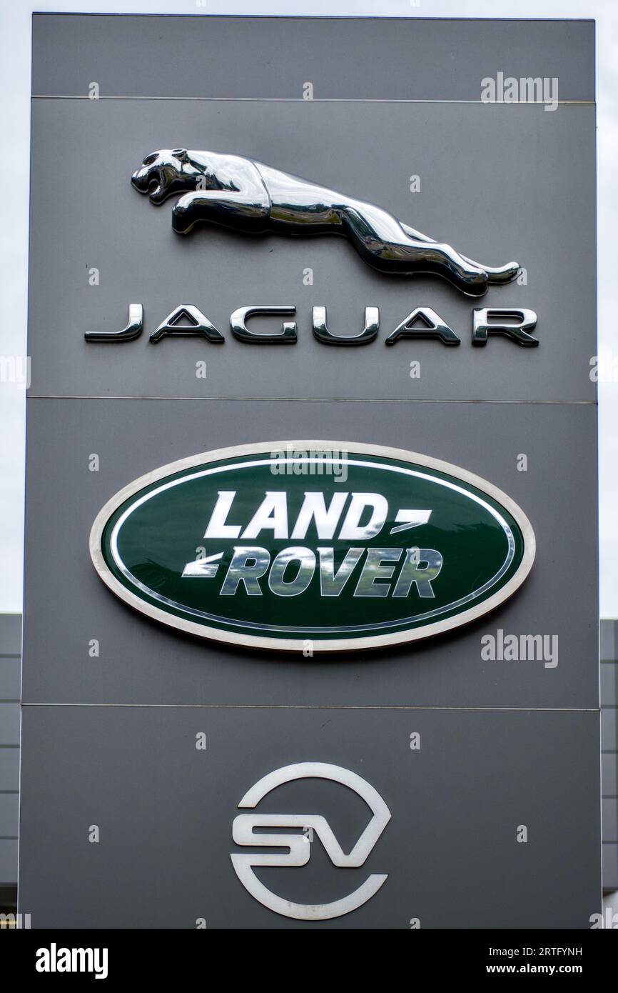Showroom Jaguar Land Rover, Lower High Street, Watford, Hertfordshire, Inghilterra, REGNO UNITO Foto Stock