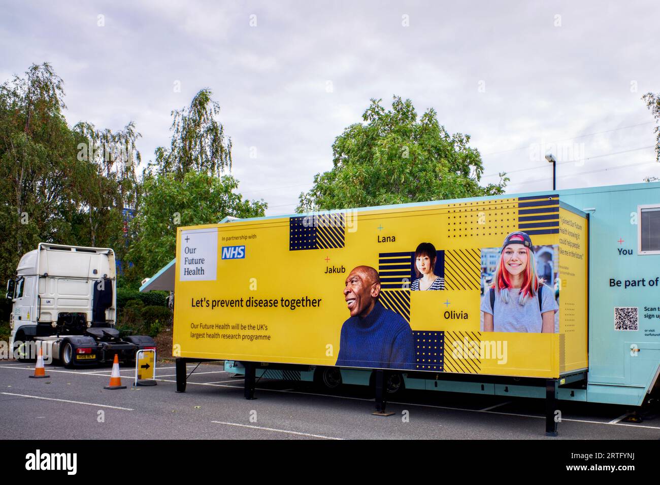 La nostra clinica mobile Future Health, parcheggio Tesco, Lower High Street, Watford, Hertfordshire, Inghilterra, Regno Unito Foto Stock