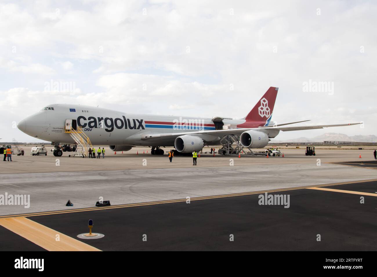 Un Boeing 747-8 Cargolux viene scaricato dopo l'atterraggio all'aeroporto Gateway da Lussemburgo. Foto Stock