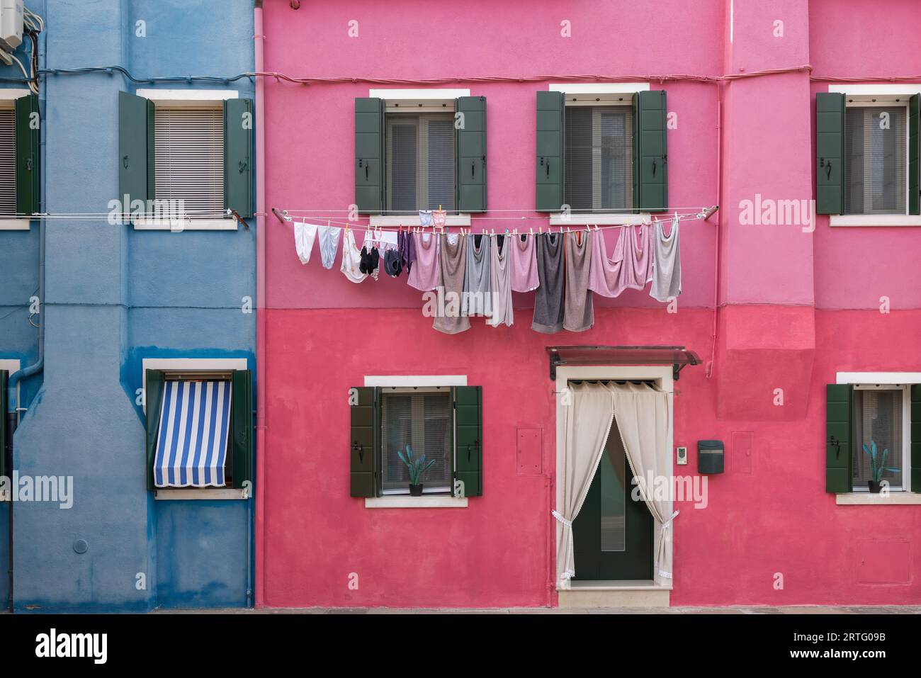 Burano, Italia - 9 agosto 2023; dettaglio della lavanderia appesa, colorate case veneziane sulle Isole Burano a Venezia - una fantastica destinazione di viaggio Foto Stock