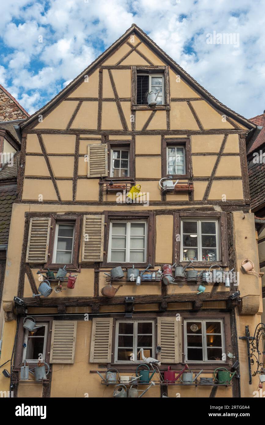 Facciata di una tradizionale casa alsaziana decorata con vecchie annaffiature nel centro della città. Colmar, Haut-Rhin, Collectivite europeenne d'Alsace, Grand Foto Stock