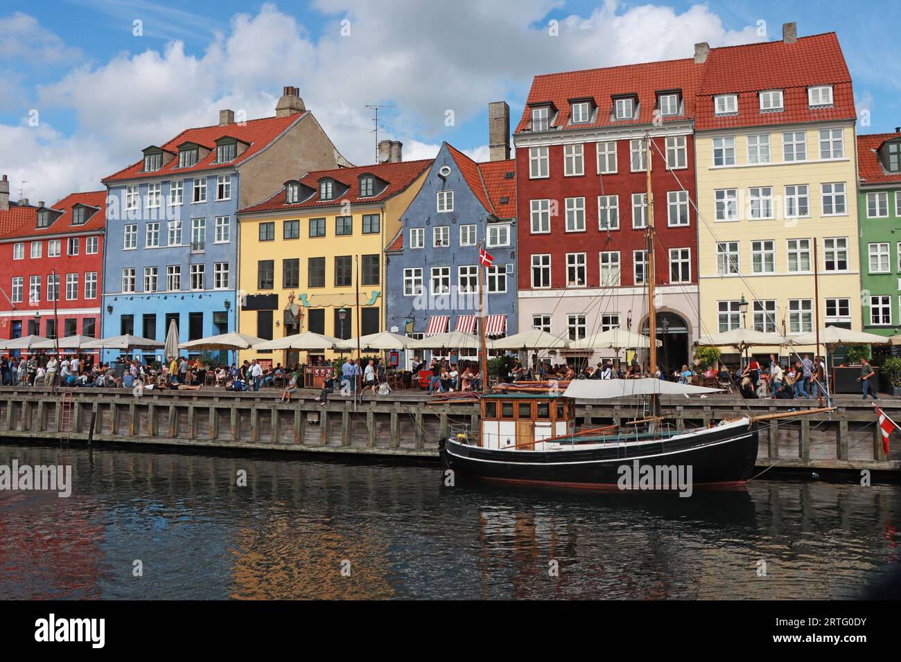 Vista estiva del molo di Nyhavn con edifici colorati le navi, nella città vecchia di Copenaghen, Danimarca Foto Stock