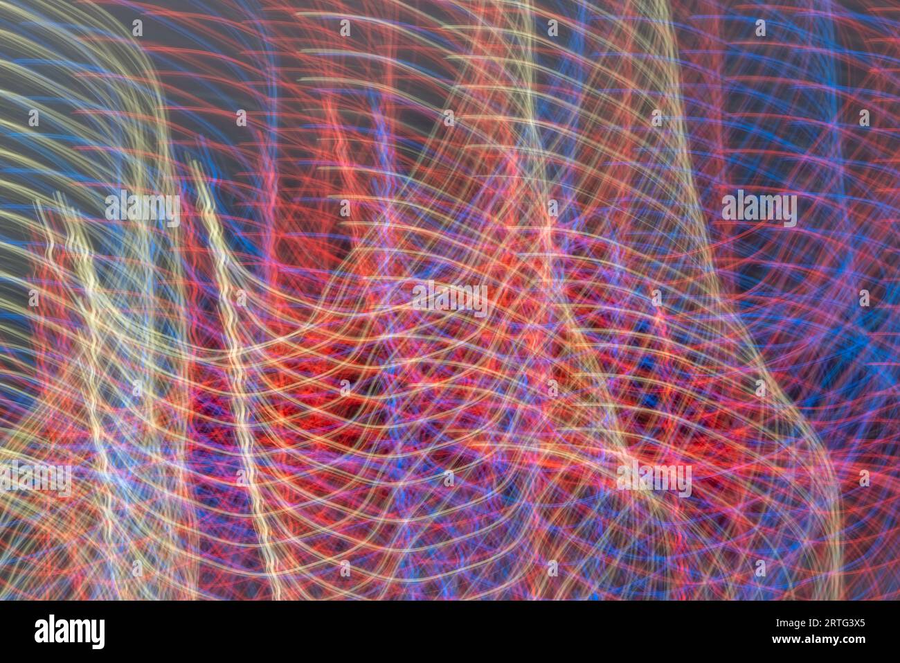 Immagine astratta dal movimento intenzionale della fotocamera che scorre linee colorate. Foto Stock