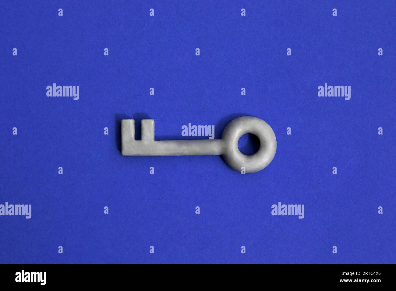 tasto 3d su sfondo blu. Sicurezza, concetto di protezione, password Internet, concetto di sicurezza. Simbolo di accesso o privacy. Foto Stock