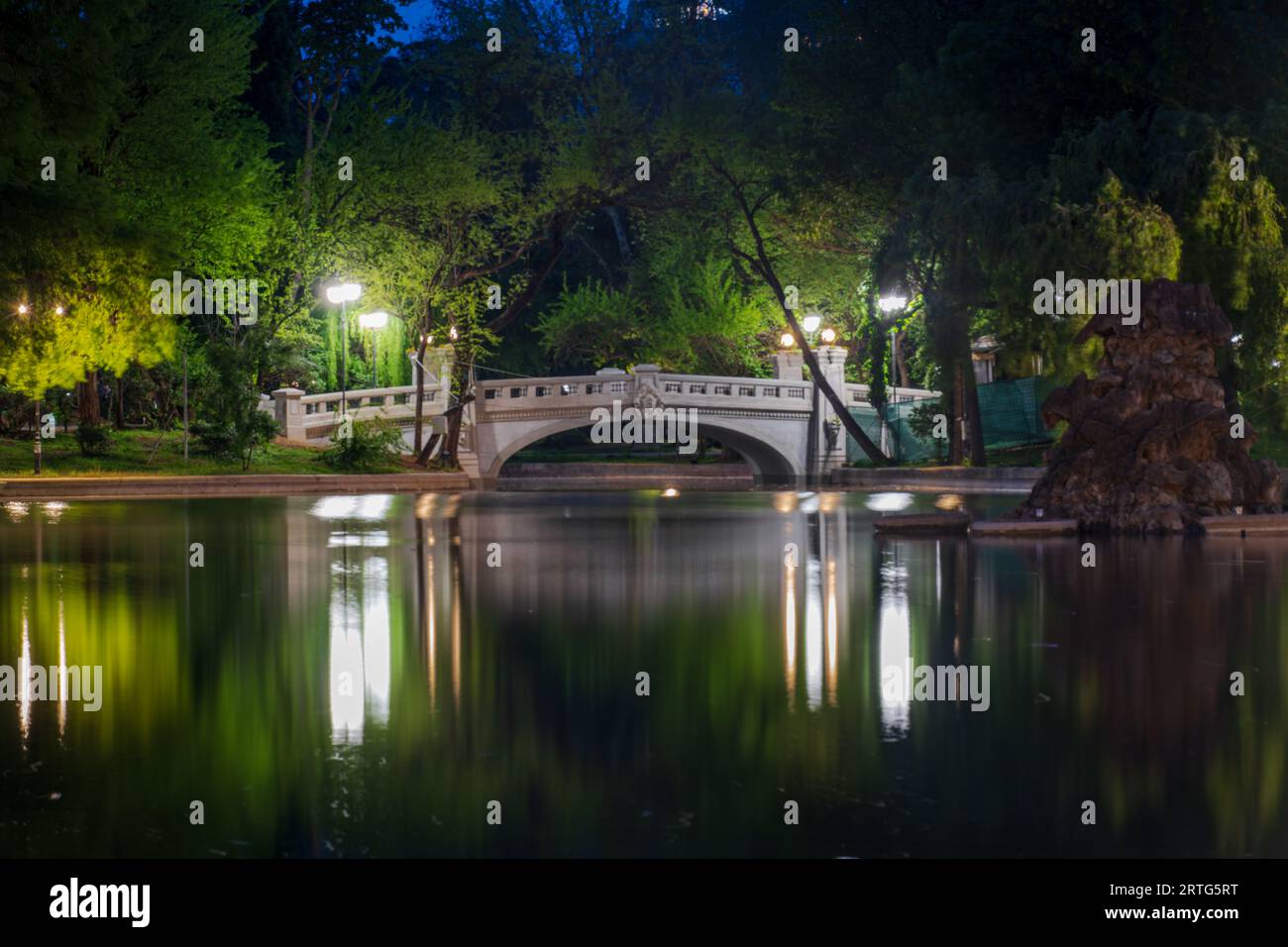 ponte durante la notte a bucarest, Romania, Europa. Aprile 2023 Foto Stock