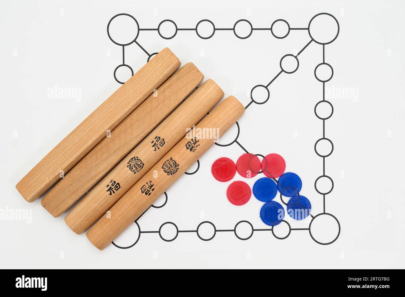 Yut è un gioco da tavolo tradizionale coreano che utilizza quattro bastoncini di legno chiamati yut. Traduzione del testo: Buona fortuna. Foto Stock