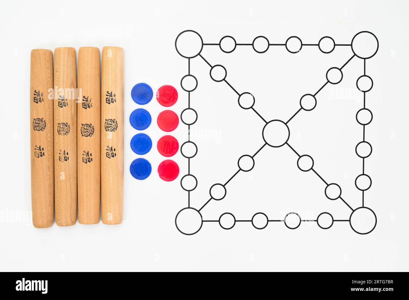 Yut è un gioco da tavolo tradizionale coreano che utilizza quattro bastoncini di legno chiamati yut. Traduzione del testo: Buona fortuna. Foto Stock