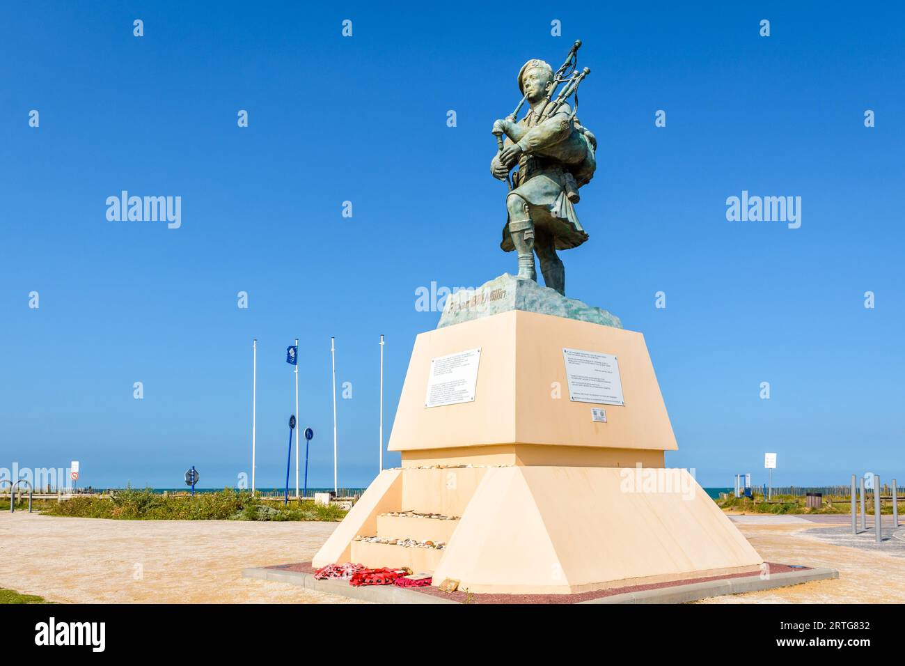 Statua del commando britannico della seconda guerra mondiale e del piper Bill Millin che suona le pipe in kilt, dello scultore Gaetan Ader, eretta sulla spiaggia di Sword, in Normandia, nel 2013. Foto Stock