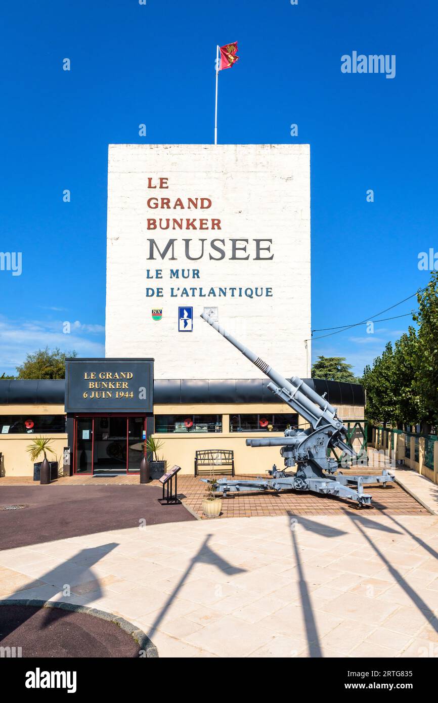 Ingresso a "le Grand Bunker" a Ouistreham, Francia, un ex bunker tedesco della seconda guerra mondiale convertito in un museo dedicato al muro Atlantico. Foto Stock